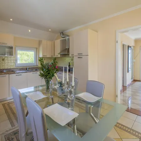 Roby Apartment *